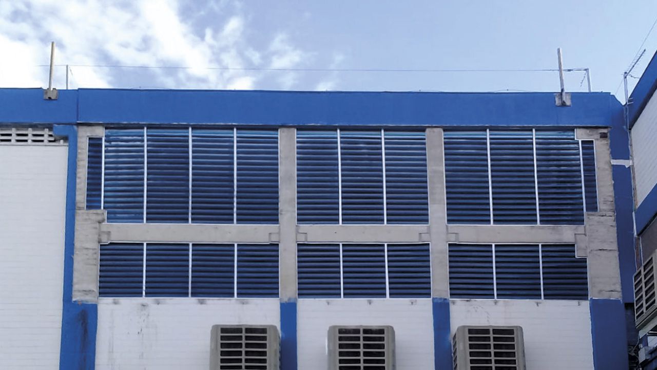 Galpão industrial com venezianas personalizadas na cor azul.